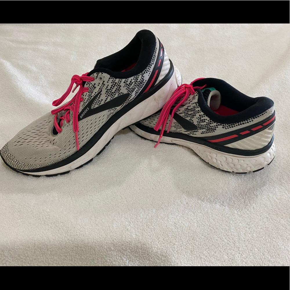 Brooks white/black/pink ghost tennis shoes.